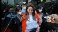 Nikita Mirzani diperiksa polisi selama kurang lebih delapan jam saat memenuhi panggilan sebagai tersangka kasus pemerasan. (Foto: Muhammad Ahsan Nurrijal)