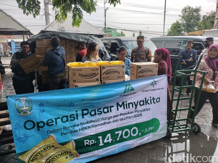 operasi pasar minyak goreng di Pasar Larangan Sidoarjo