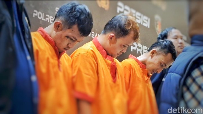 Para pelaku begal sigra putih di Palembang saat diamankan polisi