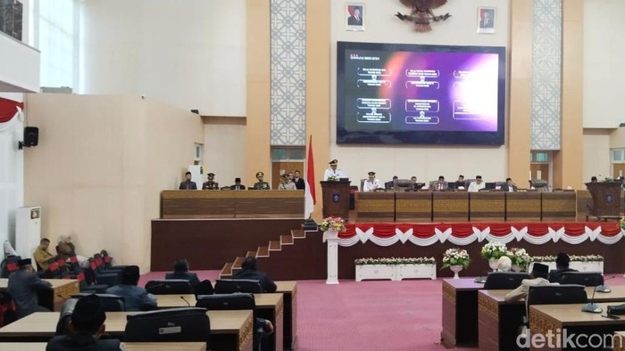 Rapat paripurna di DPRD Lombok Tengah, Senin (3/3/2025). Foto: (Edi Suryansyah/detikBali)