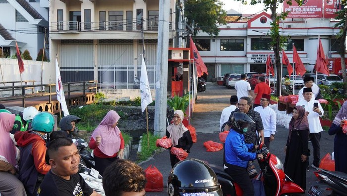 PDIP Jatim bagikan 500 takjil setiap hari
