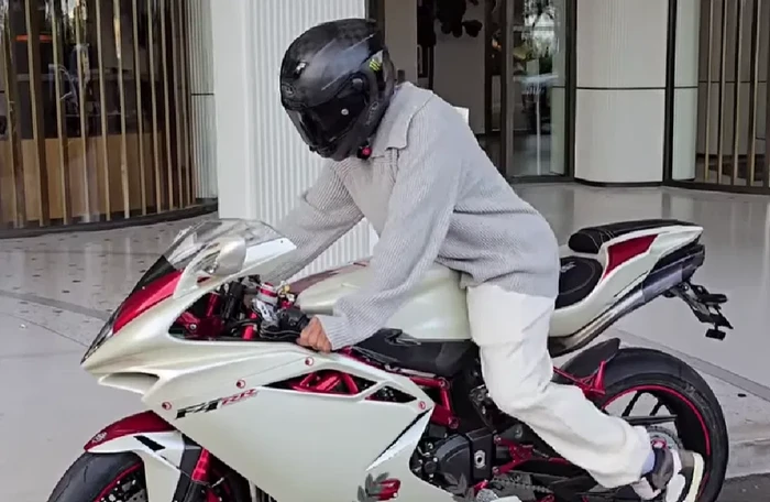 Pebalap F1 Lewis Hamilton geber moge MV Agusta di Monaco