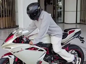 Kala Lewis Hamilton Jadi Ngabers, Geber Moge MV Agusta di Jalanan Monaco