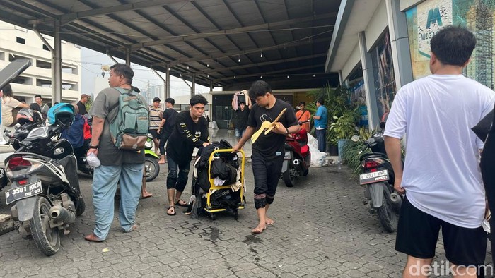 Pedagang di Mega Mall di Bekasi,  terus berjibaku menyelamatkan barang dagangannya (Rumondang/detikcom)