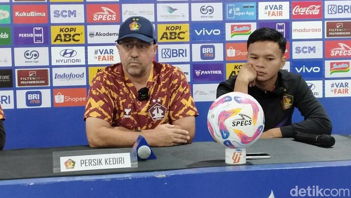 Pelatih Madura United Marcelo Rospide dan pemain Madura United Dede Safari.