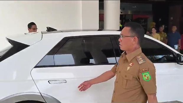 Walkot Rico dan Wawalkot Zaki naik mobil untuk menjemput Bobby Nasution