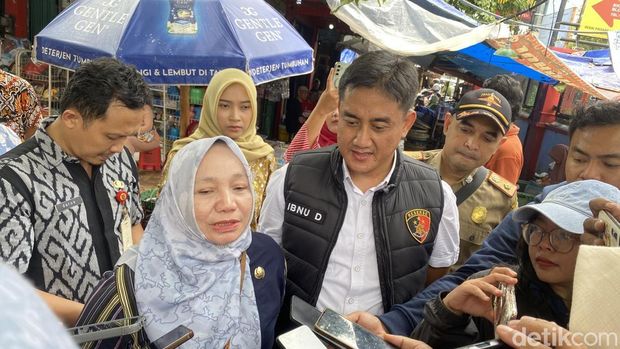 Kepala Bidang Pengembangan Perdagangan dan Stabilisasi Harga Dinas Perdagangan Kota Semarang, Siti Arkunah di Pasar Karangayu, Kecamatan Semarang Barat, Selasa (4/3/2025).