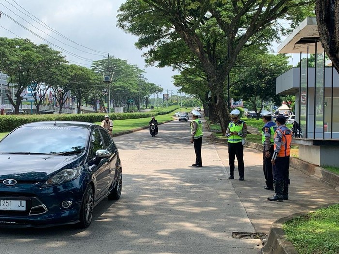 Pemkot Semarang bangun posko antisipasi kecelakaan di turunan Silayur, Semarang, Selasa (4/3/2025).