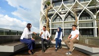 Kantor ini juga menyediakan ruang terbuka yang bisa digunakan untuk beristirahat dan bersantai. Di area outdoor ini sudah tersedia tempat duduk yang nyaman dan kokoh (Foto: Instagram @ikn_id)