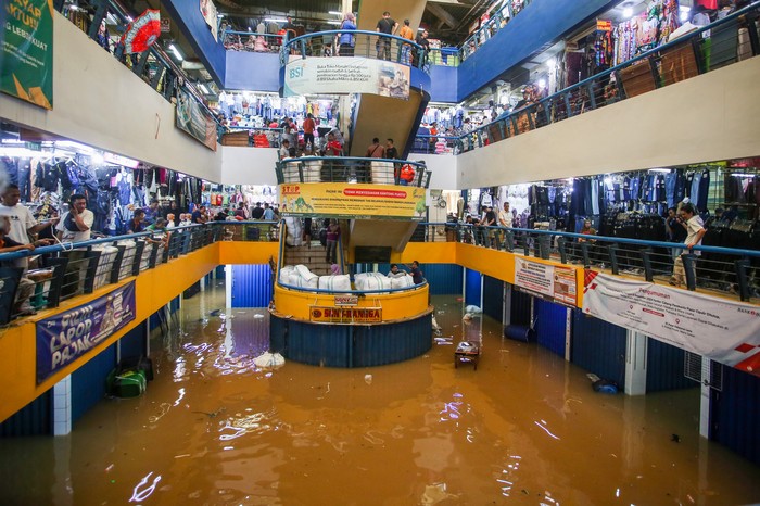 Suasana aktivitas jual beli saat banjir di pasar Cipulir, Jakarta Selatan, Selasa (4/3/2025). Hujan di wilayah Jabodetabek pada Senin (3/3) malam mengakibatkan luapan kali Pesanggrahan dan merendam kawasan pasar Cipulir. ANTARA FOTO/Muhammad Iqbal/agr