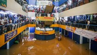 Banjir merendam Pasar Cipulir, Jakarta Selatan, Selasa (4/3/2025). Banjir ini tentunya sangat mengganggu aktivitas jual beli di pasar tersebut. (ANTARA FOTO/Muhammad Iqbal)