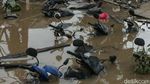 Penampakan Motor Warga Terendam Banjir di Bekasi