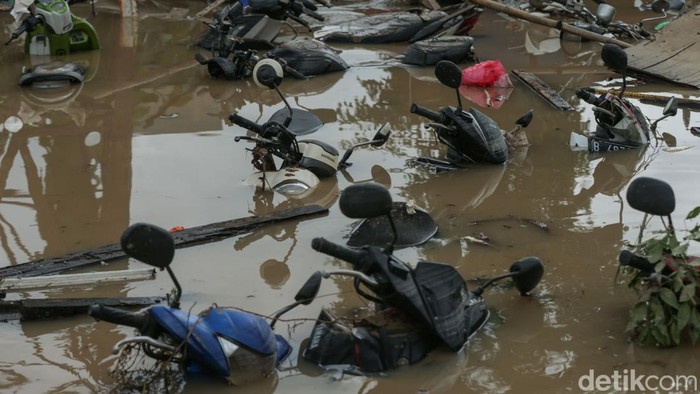 Penampakan Motor Terendam Banjir di Bekasi Banjir akibat luapan sungai merendam sejumlah rumah di Bekasi. Tak hanya itu, motor-motor pun ikut terendam banjir.
