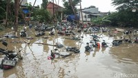 Namun, akibat debit air yang datang, banjir terus meninggi.  
