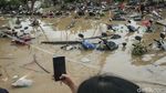 Penampakan Motor Warga Terendam Banjir di Bekasi