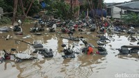 Tak hanya rumah, motor-motor pun ikut tenggelam oleh banjir di kawasan Pondok Gede Permai (PGP). (Rifkianto Nugroho/detikcom)