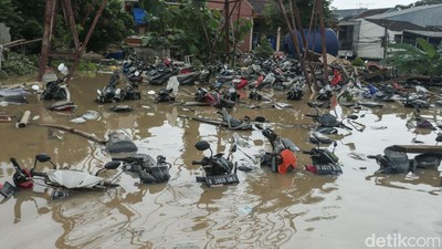 Penampakan Motor Warga Terendam Banjir di Bekasi