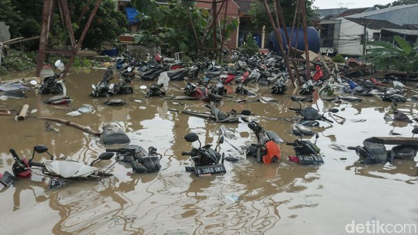 Penampakan Motor Warga Terendam Banjir di Bekasi
