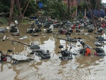 Penampakan Motor Warga Terendam Banjir di Bekasi