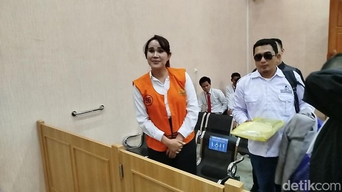 Penampilan modis Isa Zega di sidang kedua.