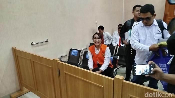 Penampilan modis Isa Zega di sidang kedua.