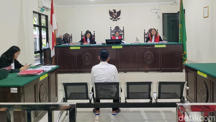 Pendemo rusuh di Lebak jalani sidang perdana di PN Rangkasbitung. (Foto: Fathul Rizkoh/detikcom)