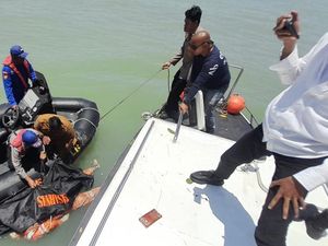 Mayat Berpakaian Wearpack Oranye Ditemukan di Perairan Karimun