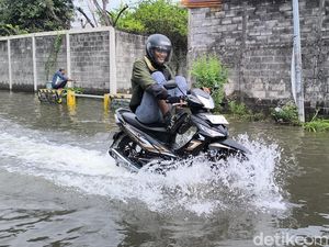 Banjir Belum Surut, Jalan Boboh dan Morowudi Gresik Ditutup Sementara