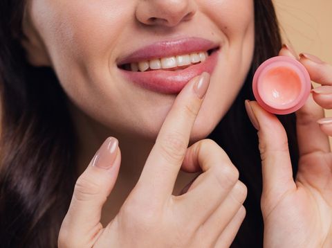 Perbedaan Lip Gloss dan Lip Balm