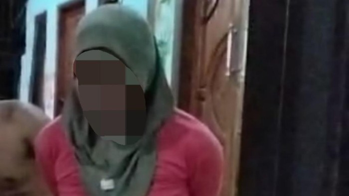 Perempuan pencuri uang di rumah warga saat penghuni Salat Tarawih.