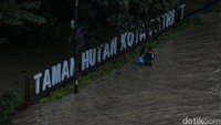 Jalan ini merupakan akses utama warga Bekasi menuju Jakarta maupun sebaliknya.