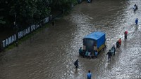 Banjir dengan ketinggian lutut orang dewasa ini menghambat aktivitas warga.