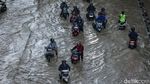 Perjuangan Pulang ke Rumah Lewati Banjir Bekasi