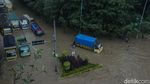 Perjuangan Pulang ke Rumah Lewati Banjir Bekasi