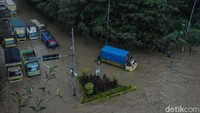 Jalan ini pula yang menjadi akses warga untuk beraktivitas bahkan pulang seusai bekerja.