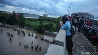 Banjir di Bekasi merendam sejumlah wilayah hari ini hingga sore, mereka yang ingin pulang seusai bekerja harus terjebak banjir beberapa memilih untuk menerobosnya.
