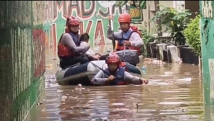 Petugas damkar mengevakuasi bayi berusia lima bulan dari banjir di Rawajati, Pancoran, Jakarta Selatan. Damkar fokus mengevakuasi anak-anak dan lansia. (Taufiq S/detikcom)