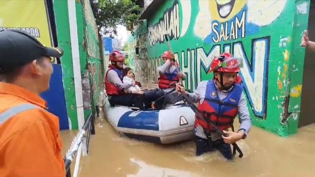 Petugas damkar mengevakuasi bayi berumur lima bulan dari banjir di Rawajati, Pancoran, Jakarta Selatan. Damkar konsentrasi mengevakuasi anak-anak dan lansia. (Taufiq S/)
