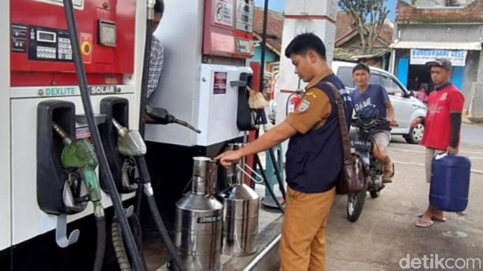Petugas DKUKMP Ciamis memeriksa SPBU memastikan takaran sesuai untuk mencegah kecurangan.