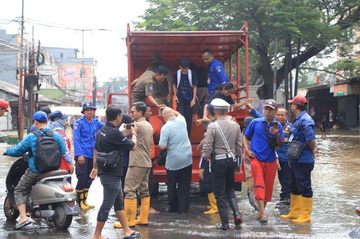 Petugas gabung melakukan evakuasi warga terdampak banjir di wilayah CIledug Indah Kota Tangerang, Selasa (4/3/2025). (ANTARA/HO-BPBD Kota Tangerang)