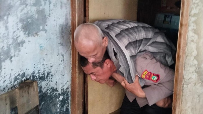 Petugas gabungan mengevakuasi warga terdampak banjir di kawasan Cengkareng, Jakbar. Sejumlah warga lansia yang mengalami sakit stroke turut dievakuasi. (dok Istimewa)