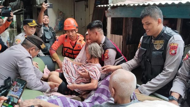 Petugas gabungan mengevakuasi warga terdampak banjir di kawasan Cengkareng, Jakbar. Sejumlah warga lansia yang mengalami sakit stroke turut dievakuasi. (dok Istimewa)