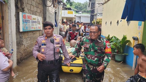 Petugas gabungan mengevakuasi warga terdampak banjir di kawasan Cengkareng, Jakbar. Sejumlah warga lansia yang mengalami sakit stroke turut dievakuasi. (dok Istimewa)