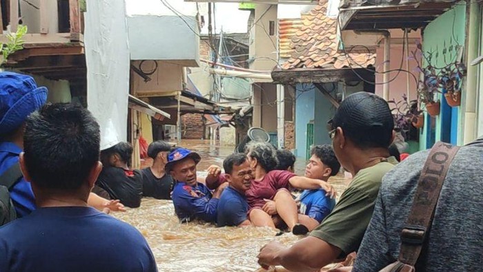 Petugas mengevakuasi warga terdampak banjir di Jalan Kebon Pala II, Kampung Melayu, Jatinegara, Jakarta Timur, Selasa (4/3/2025). ANTARA/Siti Nurhaliza.