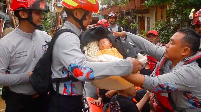 Petugas Pemadam Kebakaran (damkar) Jakarta Utara (Jakut) mengevakuasi 22 warga terdampak banjir di Cawang, Jakarta Timur (dok.ist)