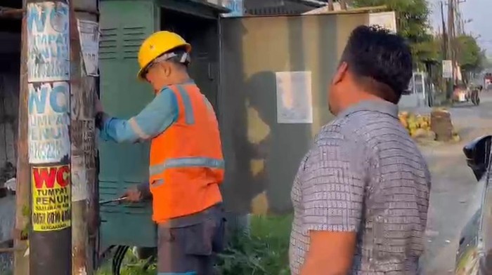 Petugas PLN saat mengecek kabel diduga dipotong maling. (Foto: Istimewa).