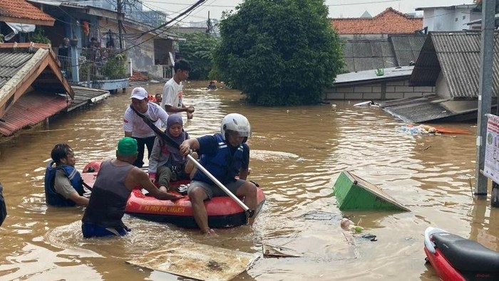 Petugas Suku Dinas Penanggulangan Kebakaran dan Penyelamatan (Gulkarmat) Jakarta Selatan saat mengevakuasi warga terdampak banjir Jakarta, Selasa (4/3/2025). (ANTARA/Luthfia Miranda Putri)