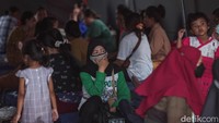 Di sana mereka dapat beristirahat, beberapa dari warga yang merupakan lansia turut beristirahat di posko.