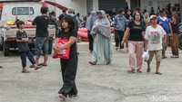 Banjir yang melanda kawasan perumahan mereka sejak pagi hingga pukul 15.15 WIB tak kunjung surut.