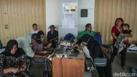 Mereka juga memanfaatkan waktu mengecas HP di posko pengungsian.